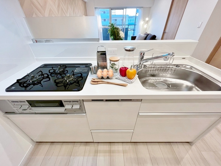 キッチン スマートな意匠と充実の機能を備えたキッチンが、暮らしにおいしい彩りを添えます。