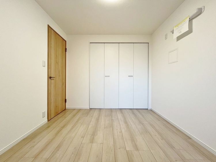 寝室 ベッドも十分に設置するスペースがあります。