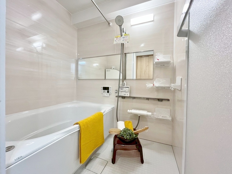 風呂 一日の疲れを癒すバスルームは、心地よいリラックスを叶える清潔感溢れる空間です。