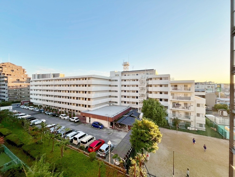 バルコニー 窓を開けると広がる青空。心をリフレッシュして日々を過ごしていきましょう。