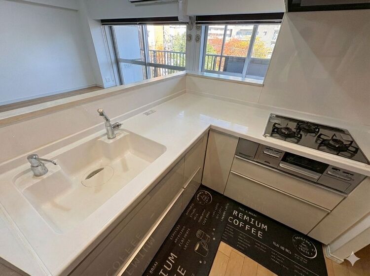 キッチン スマートな意匠と充実の機能を備えたキッチンが、暮らしにおいしい彩りを添えます。※ＣＧ加工により空室を再現しております。