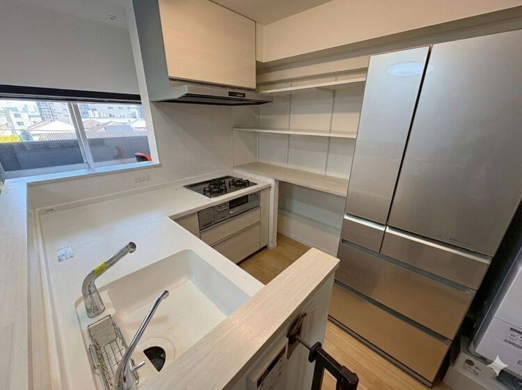 キッチン 洗練されたスタイリッシュなデザイン性と使いやすさを備えた仕様。※ＣＧ加工により空室を再現しております。