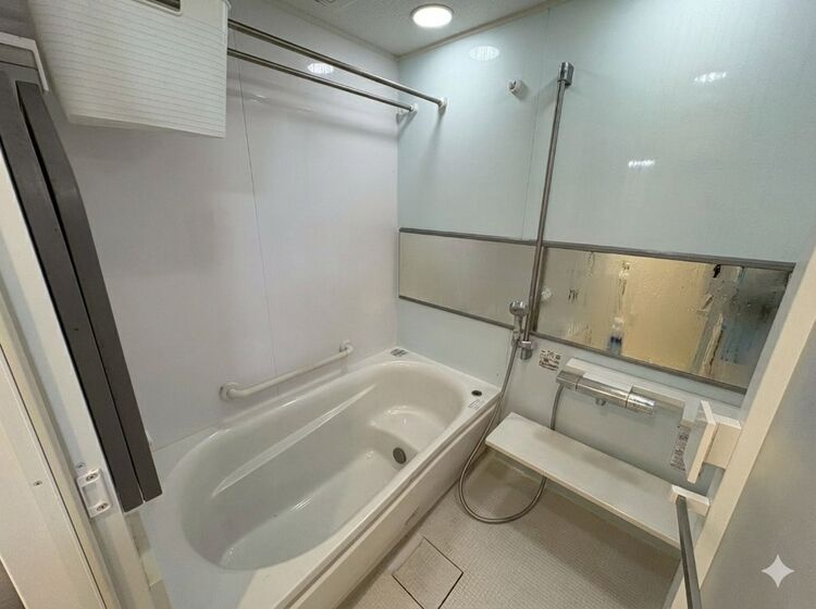 風呂 一日の疲れを癒すバスルームは、心地よいリラックスを叶える清潔感溢れる空間です。※ＣＧ加工により空室を再現しております。