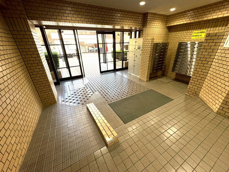 エントランス エントランス内部は、管理が行き届き清潔な共有スペースとなっています。