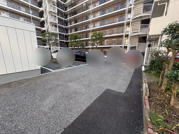 駐車場 本物件の駐車スペースです。車種制限のある場合もございますので、お気軽にお問い合わせくださいませ。