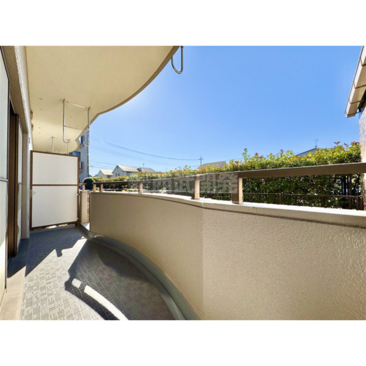 バルコニー 大きな空に囲まれた気持ちのいい家。バルコニーを覗くだけで圧倒的な開放感に包まれます。