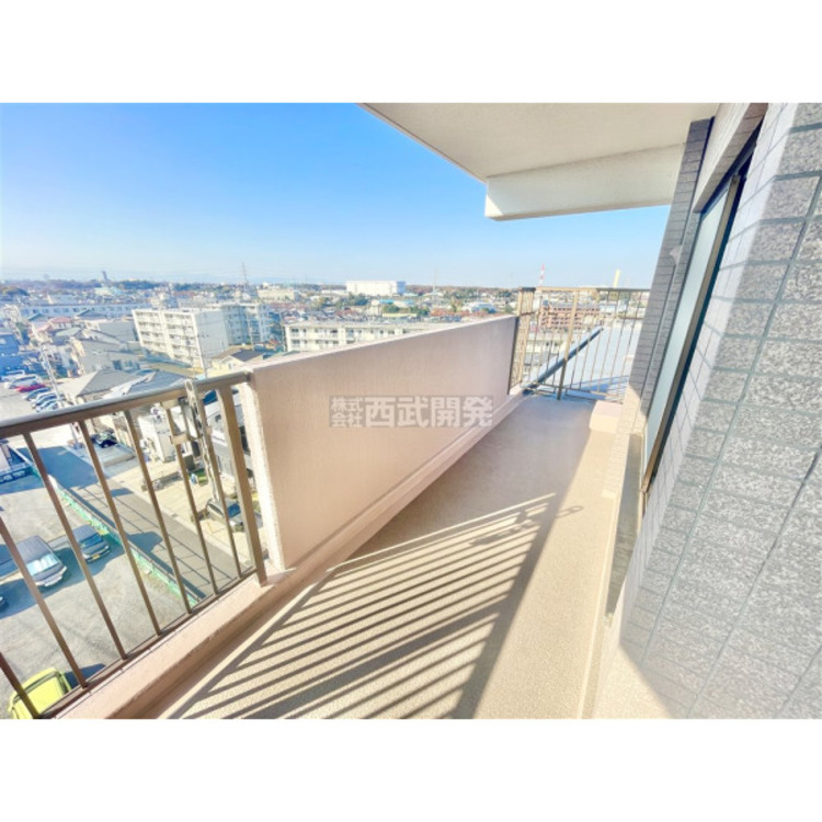 バルコニー 広いバルコニーからたっぷりの光を享受