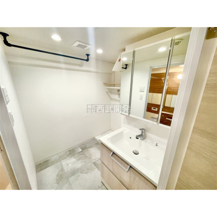 洗面 収納力の高い三面鏡付洗面台のある洗面所