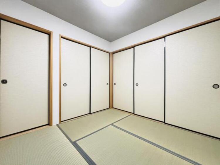 内装 続き間の和室は小さなお子様の遊びスペースとしても、老後の生活にも重宝します。襖を開放すると、LDKとあわせて20帖以上の大空間に。 