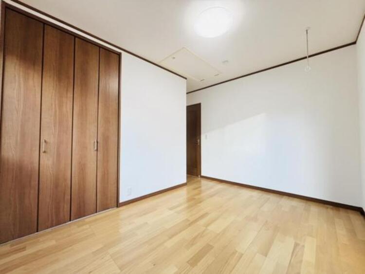 内装 誰もが好みで飾れるシンプルな室内に仕上げてあります。大型の収納もございます。 