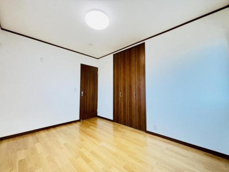 内装 大型のベッドも配置可能な主寝室です。広い空間で睡眠がとれるため、日々の疲れも癒されます。 