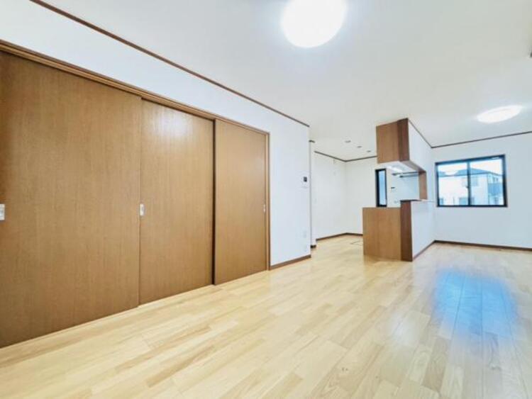 居間 お気に入りのソファで一日ゆったりとくつろぐ時間を最優先にする。寝る前のひととき、柔らかな光の下で画集を開きながら静かなときを過ごしたい。そんな自分スタイルをかなえられる空間です。 