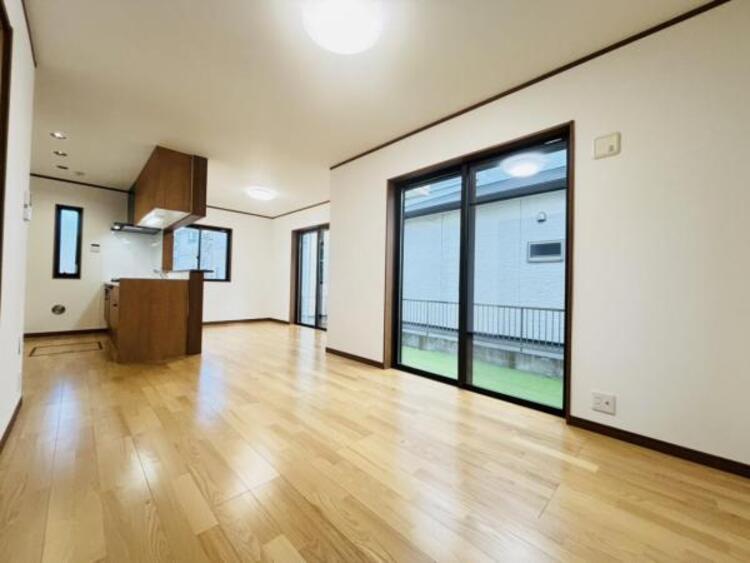 居間 光と風があふれる開放的なリビングダイニングには自然と家族みんなが集まってきます。明るく穏やかな空気の中で幸せを感じさせてくれる場所です。 