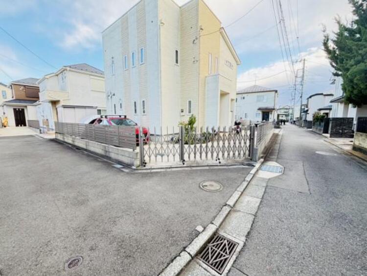 外観 駅から歩くこと6分で辿りつくことが出来る我が家。ゆとりの前面道路と敷地に加え、室内からこぼれる光が美しい外からの眺め。毎日の帰宅時に微笑みと安らぎを与えてくれます。 