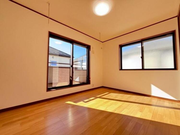 内装 大きな窓からたっぷりと陽光が注がれる明るい空間。日々の疲れを癒してくれる主寝室。