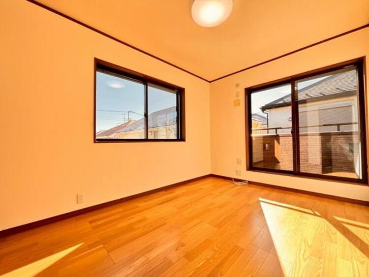 内装 窓からたっぷりと陽光が注がれる、明るく快適なプライベート空間となっています。