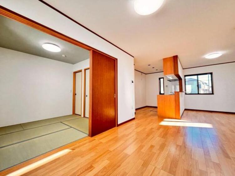 居間 家族が集まるリビングは明るさが取れる設計に。続き間の和室はお子様を遊ばせるスペースとしても重宝します。