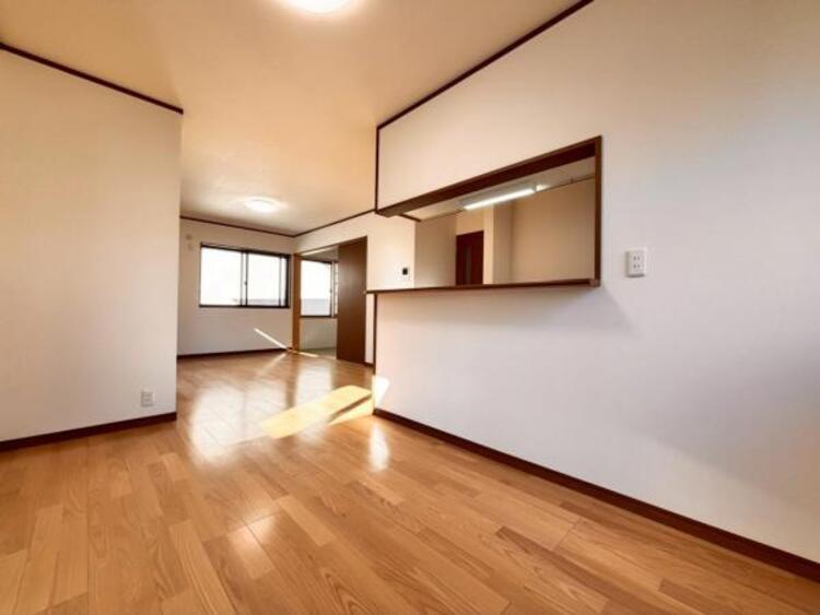 居間 明るく穏やかな空気のなかで食べたり、笑ったり。そんな幸せを感じさせてくれる場所です。