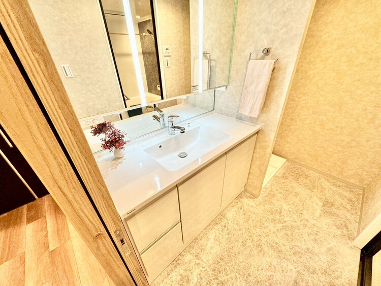 その他 清潔感を感じられる洗面化粧台。