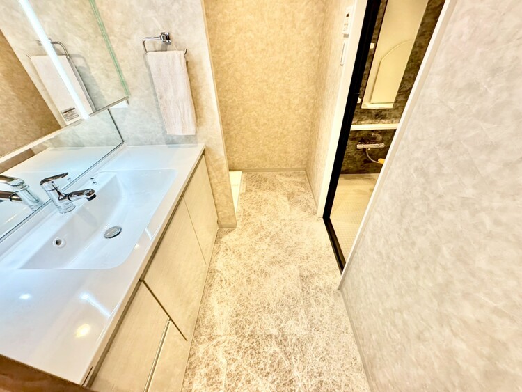 その他 十分な広さの脱衣所。