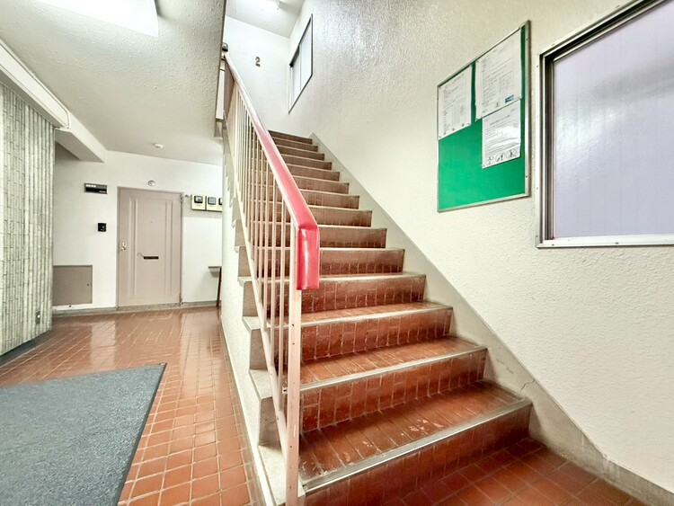 その他 共用部の階段です。明るく清潔に管理されています。
