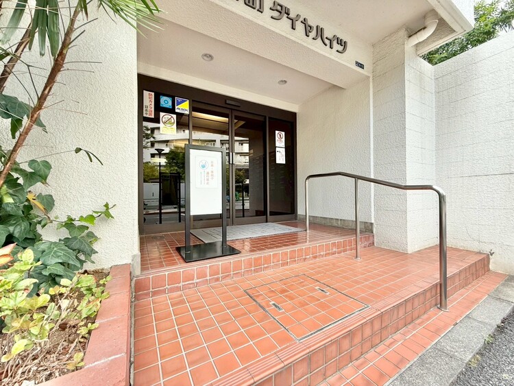 その他 上質感漂う玄関アプローチです。