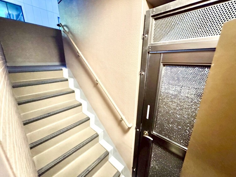 その他 共用部の階段です。明るく清潔に管理されています。