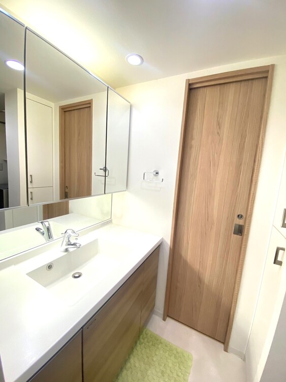 その他 清潔感を感じられる洗面化粧台。