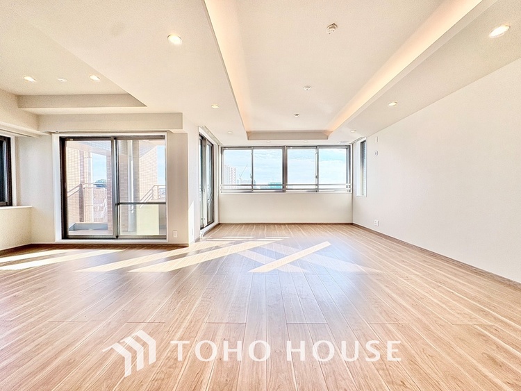 内装 忙しい朝でも、しっかり家族が揃って食事をして頂けるゆとりある大きさのダイニングスペース。リビングと和室の続き間は急な来客時になど使い勝手が良いです。実際の空間を体感してみて下さい！