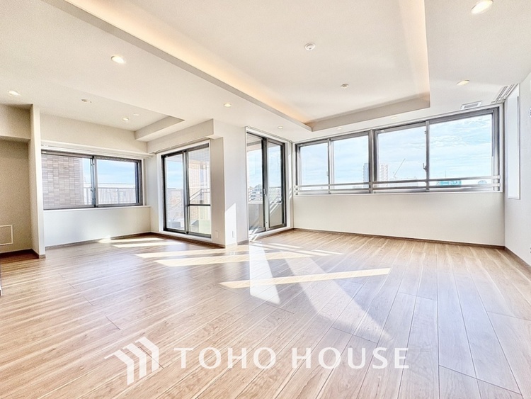 内装 【living】居心地のいい暮らしには欠かせない眩い採光。ゆったりとした幅の窓からこの空間に降り注ぐ採光が絶えない。明るいリビングこそ居心地のいい暮らしが待っているのだと思う。