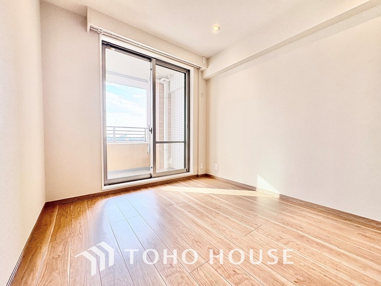 内装 【ROOM】感性を育むプライベートルームはシンプルでスマートな空間。好みの空間で読書をしたり、音楽を聞いたりと一人の時間も充実したものにできます。