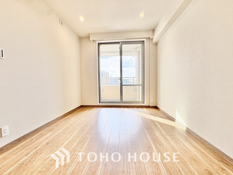 内装 風の通り道。舞い込んでくる風が優しく躍り、室内に爽やかな空気を運んでくる。そこに季節の息吹を感じて、いまがどんな季節なのかを実感する。