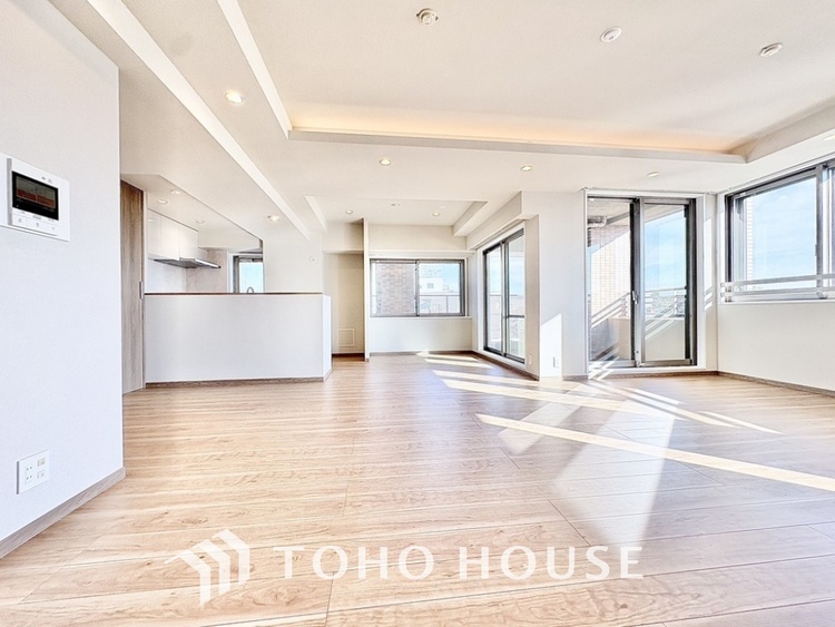 内装 叶えたかったのは落ち着きのあるナチュラルな風合い、そして開放感があるリビング。優雅な気分に浸れる幸せな時間を家族が自然と集まりたくなるこの空間で。