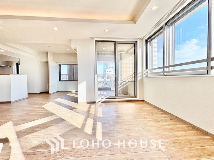 内装 ◆サンサンと◆差し込む太陽の光がこのリビングに笑いをもたらす。ソファの上のクッションがポカポカした暖気にぬくぬくと微睡んでいる。