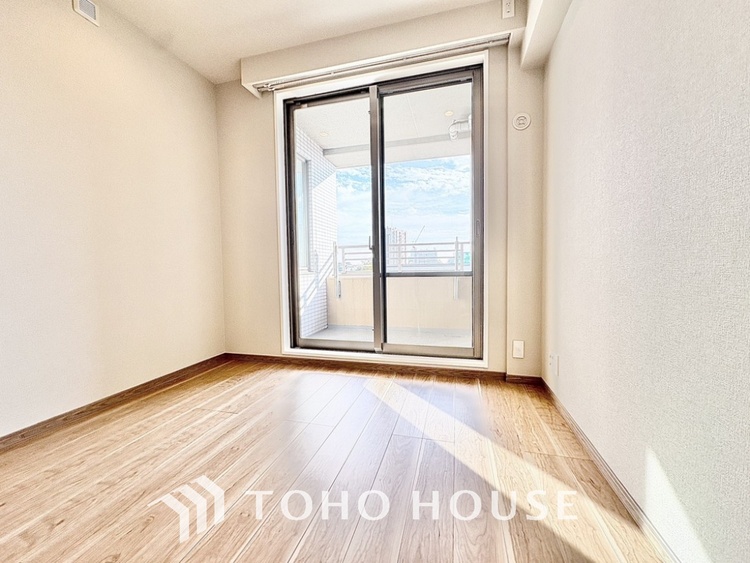 内装 使いやすく、明るい洋室に仕上がります。子供部屋や趣味のお部屋にご利用できます。ご自身で家具などを配置し、素敵な空間を創り上げられます。