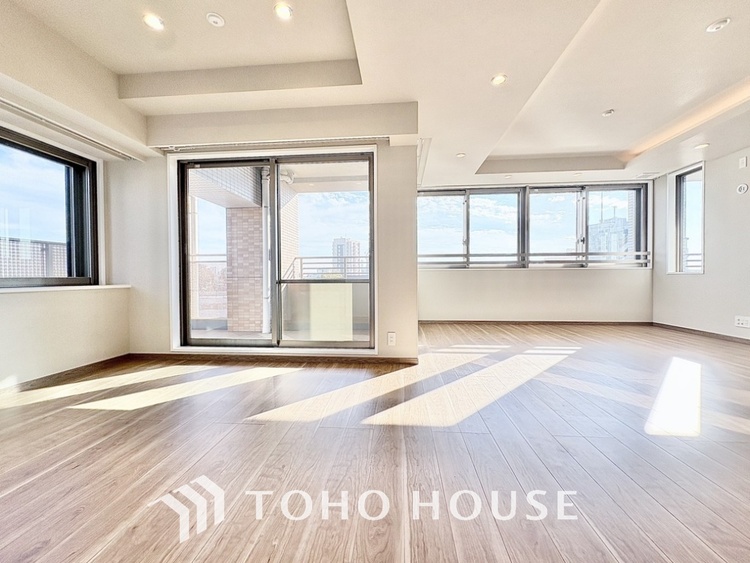 内装 ここはみんなが集い、食事と楽しい会話が始まる場所。話に夢中になりすぎて、ついつい時を忘れ、夜半過ぎになってしまう。そんな束の間の幸せを感じさせてくれます。