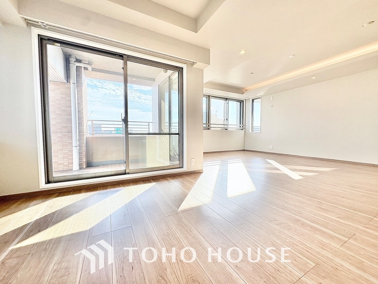 内装 使いやすく、明るい洋室に仕上がります。子供部屋や趣味のお部屋にご利用できます。ご自身で家具などを配置し、素敵な空間を創り上げられます。