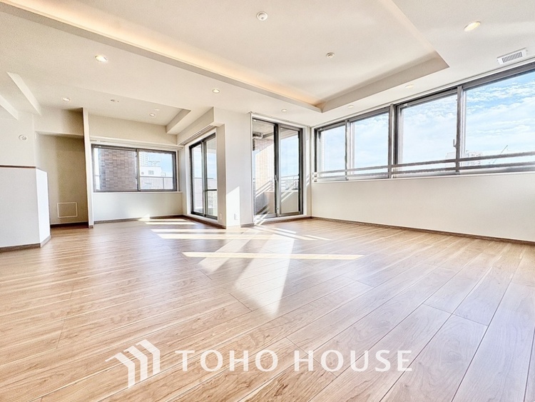 内装 使いやすく、明るい洋室に仕上がります。子供部屋や趣味のお部屋にご利用できます。ご自身で家具などを配置し、素敵な空間を創り上げられます。