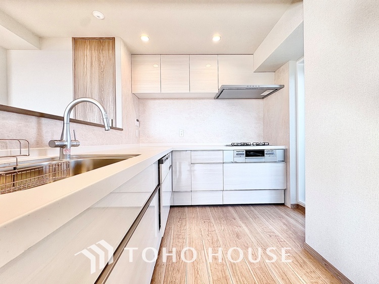 キッチン 手元の収納から、足元の収納までが全てスライド式で、奥のスペースまで有効に活用できます。奥まで上から見渡せるので、たまにしか使わない調理器具もサッと取出せます。