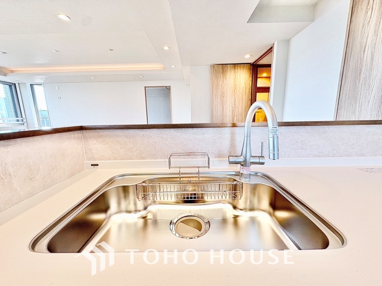 キッチン ◆愛育◆キッチンは家族の絆を育む大切な空間。シンプルで使い易いSystemKitchenで愉しく作る料理は愛情のある美味しいご馳走に。家族で使える広々としたダイニングキッチンです。