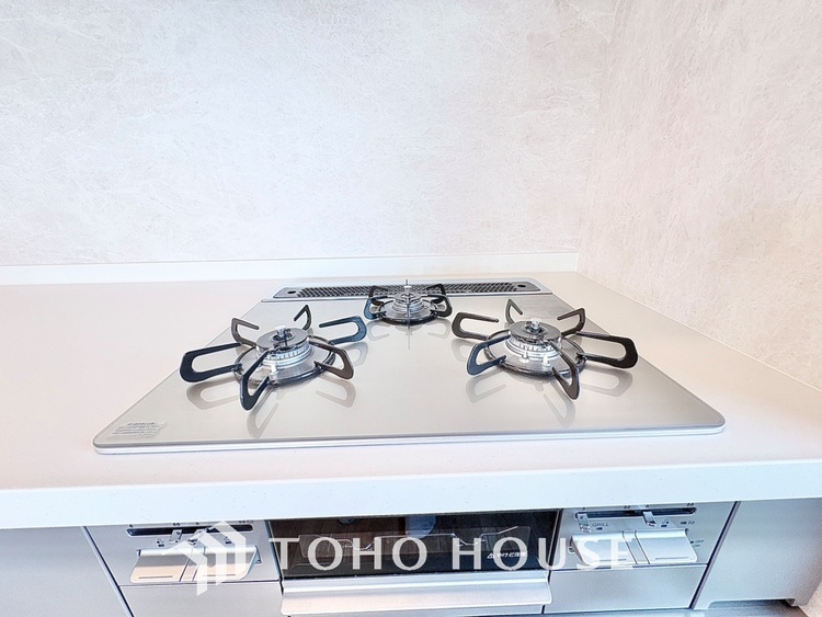 キッチン キッチンは家族の絆を育む大切な空間。シンプルで使い易いシステムキッチンで愉しく作る料理は愛情のある美味しいご馳走に。家族で使えるダイニングキッチンです。