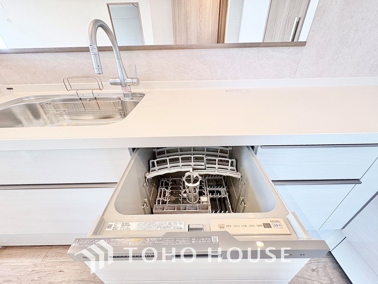 キッチン 広々としたキッチンのシンクは、料理の準備と片付けを楽にし、使いやすさを最大限に引き立てます。