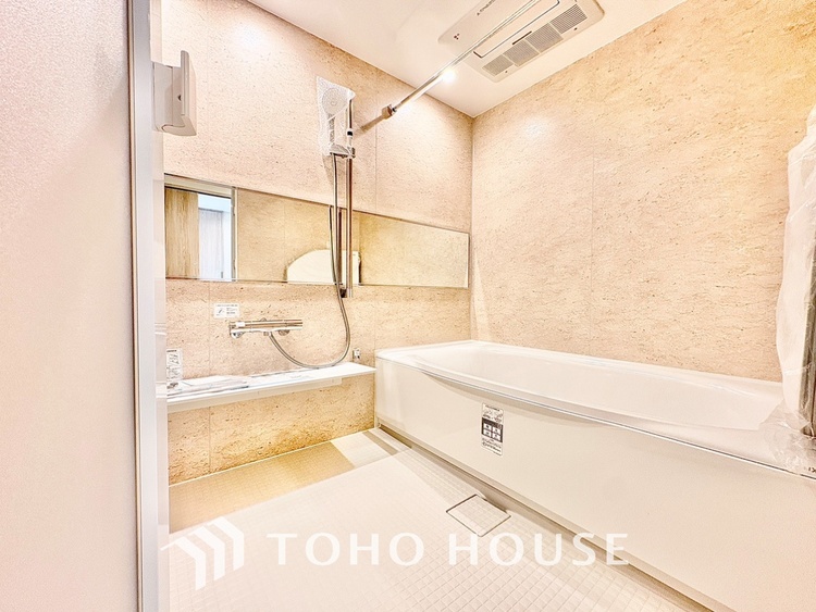 風呂 【浴室】《一日の疲れを落としてくれる場所は、落ち着く場所でなければならない》　高級感溢れるカラーと大きさ・柔らかな曲線で構成された半身浴も楽しめるバスタブが心地よさをもたらします。