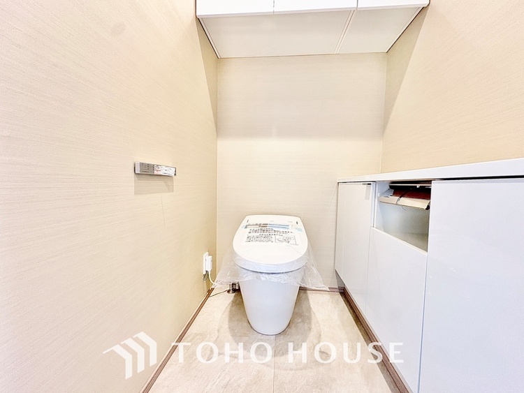 トイレ 清潔感あるホワイト調のクロスと温もり溢れるモダンカラーの床材が見事に調和した本邸宅は、毎日の生活を少しでも快適に過ごして頂ける様に落ち着いた雰囲気作りから行っています。