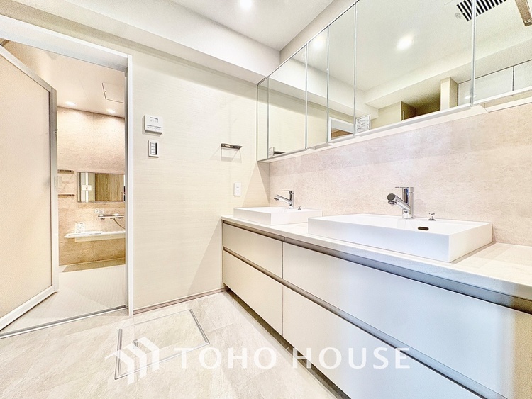 洗面 気持ちの良い朝をつくりだし、夕方には笑顔を取り戻させてくれるミラー。パウダールームはいつでも本来の自分を取り戻せる空間。明るく仕上げてあります。