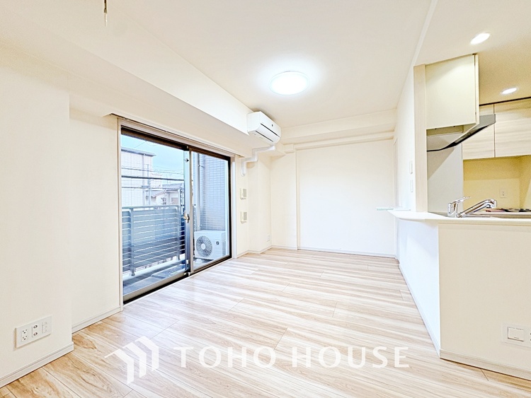 内装 【living】居心地のいい暮らしには欠かせない眩い採光。ゆったりとした幅の窓からこの空間に降り注ぐ採光が絶えない。明るいリビングこそ居心地のいい暮らしが待っているのだと思う。