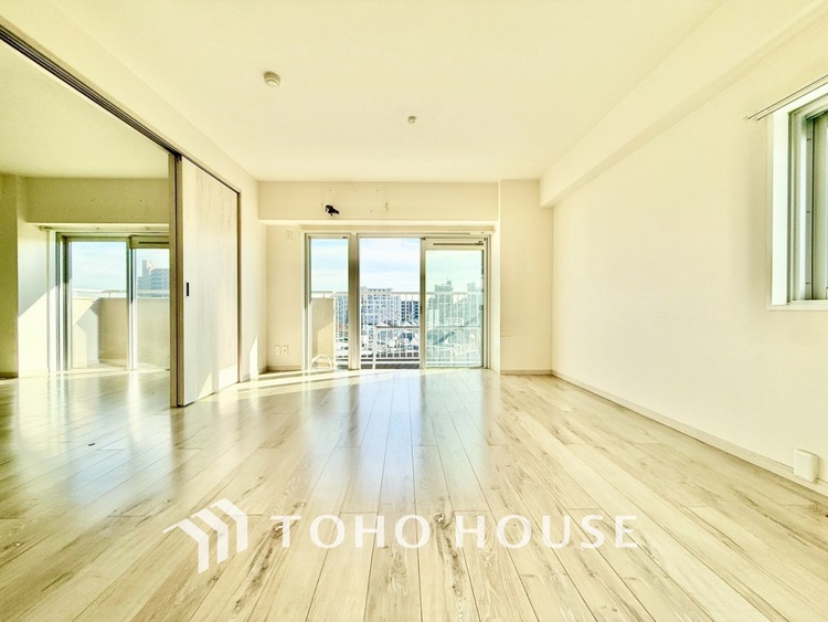 内装 ◆木漏れ日◆の様な採光が優しく足元を照らし、心地いい暮らしの道しるべを写し出す。この空間で過ごす家族との語らいの時間がとても素敵で幸せを感じるかもしれない。