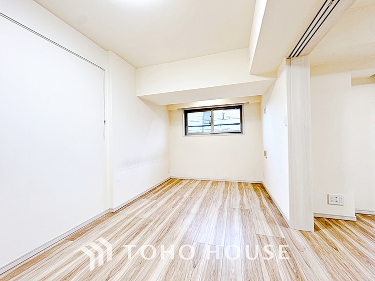 内装 風の通り道。舞い込んでくる風が優しく躍り、室内に爽やかな空気を運んでくる。そこに季節の息吹を感じて、いまがどんな季節なのかを実感する。