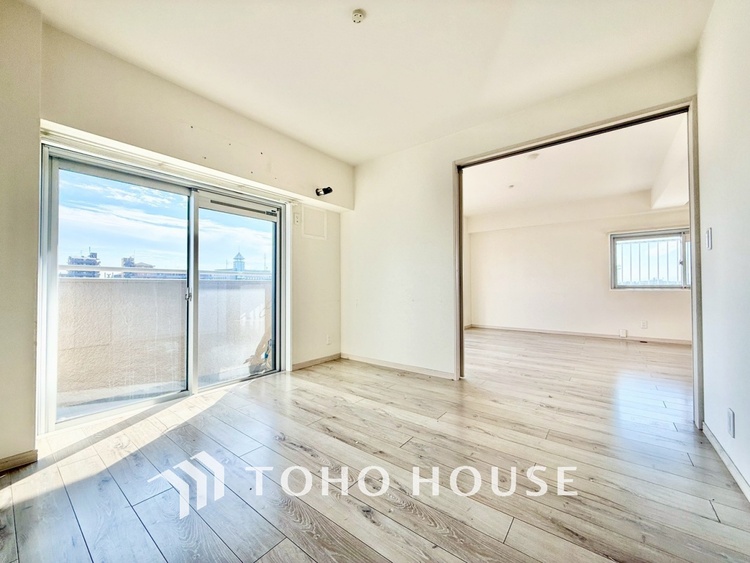 内装 ◆間接照明◆オレンジ色の光が僕達を大人な気分にさせる。静かで優しく語りかけるその光は、今日の終わりを告げてくれ、でも明日にはいい事が必ず来るよ。そんな囁きが聞こえてくる