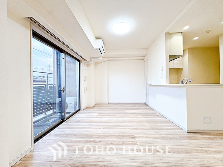 内装 叶えたかったのは落ち着きのあるナチュラルな風合い、そして開放感があるリビング。優雅な気分に浸れる幸せな時間を家族が自然と集まりたくなるこの空間で。